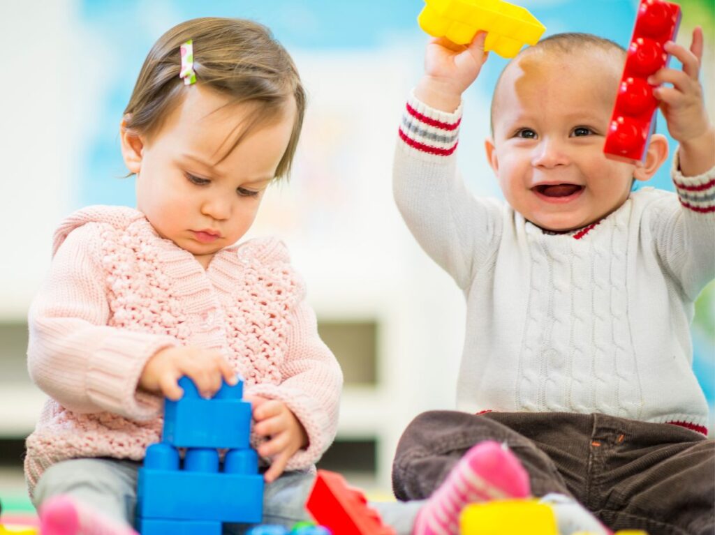 bebés jugando con juguetes