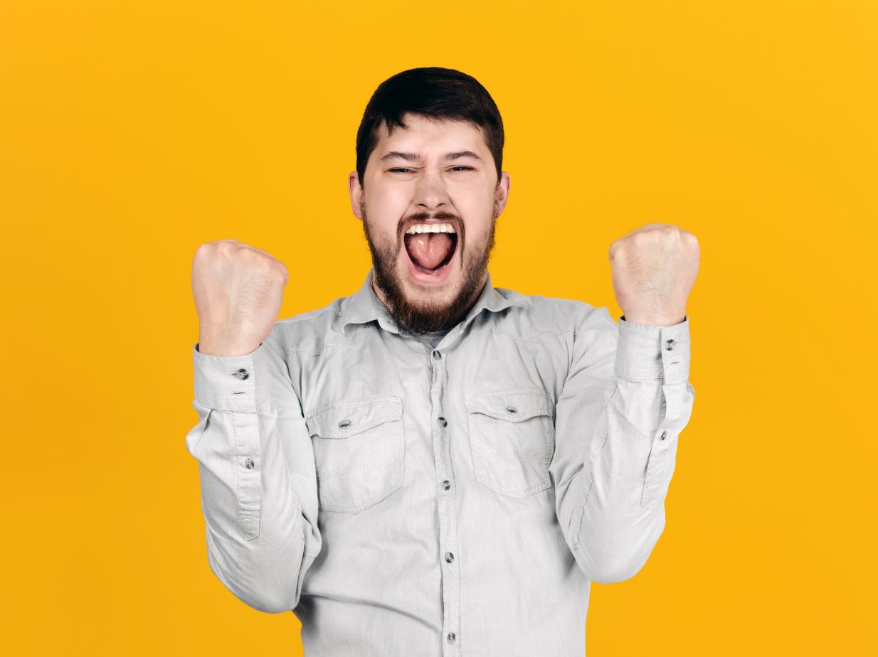 Hombre celebrando una victoria