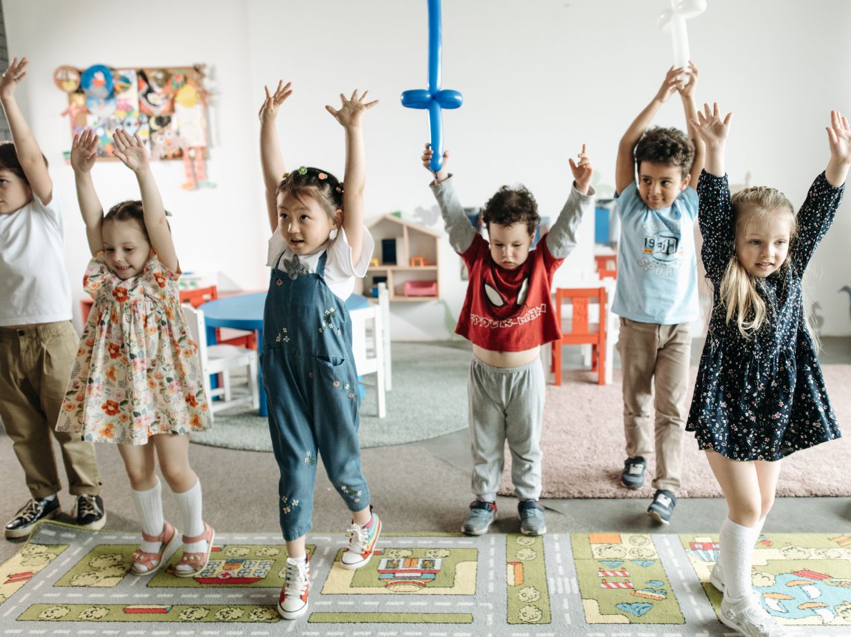 Niños interactuando y probando sus habilidades sociales