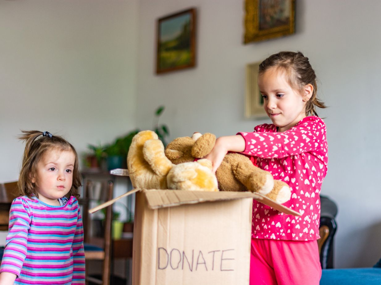 Niña mostrando empatía al donar sus juguetes