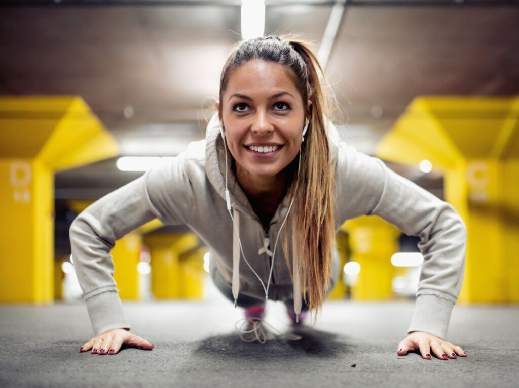 Mujer practicando flexiones de pecho. 