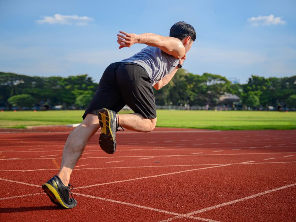 Hombre haciendo un sprint en una pista de correr