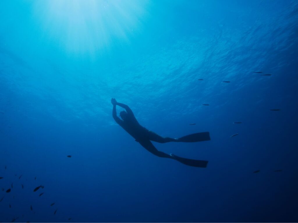 Buzo practicando apnea en el oceano oscuro
