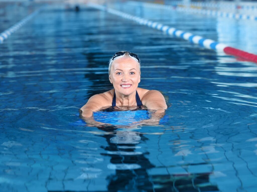 Mujer practicando rehabilitación en una piscina 
