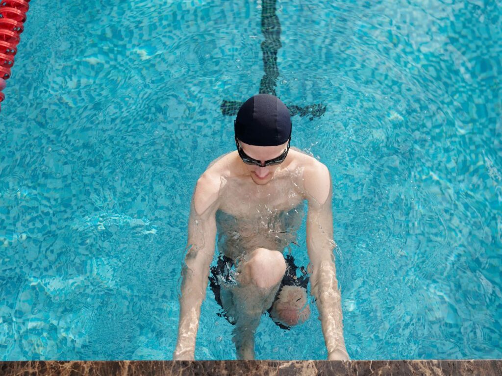 Hombre practicando natación para rehabilitación física en una alberca 