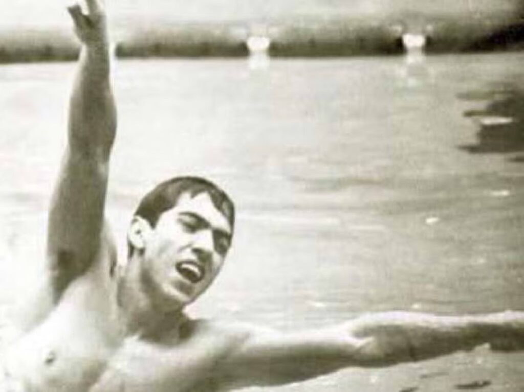 Felipe Muñoz nadando en una alberca en blanco y negro
