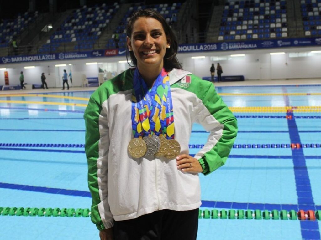 La nadadora mexicana Fernanda González, con sus medallas