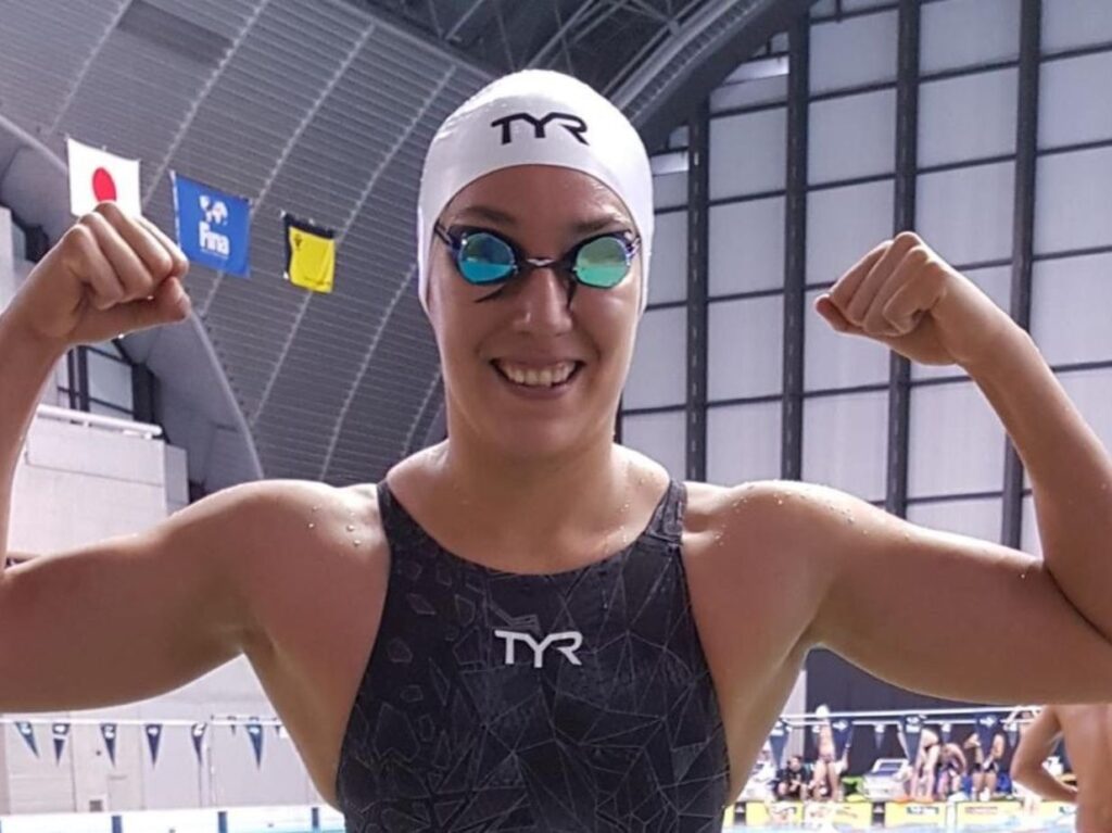 La nadadora mexicana Liliana Ibáñez, sonriendo con los brazos haciendo fuerza