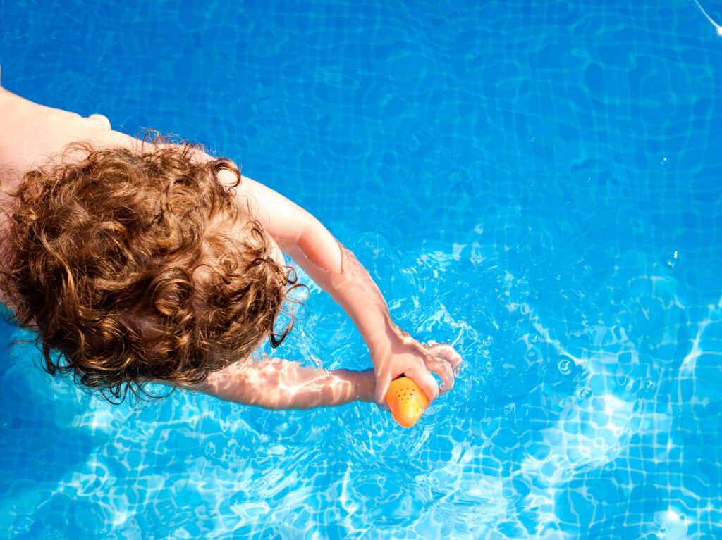 Bebé nadando en una piscina