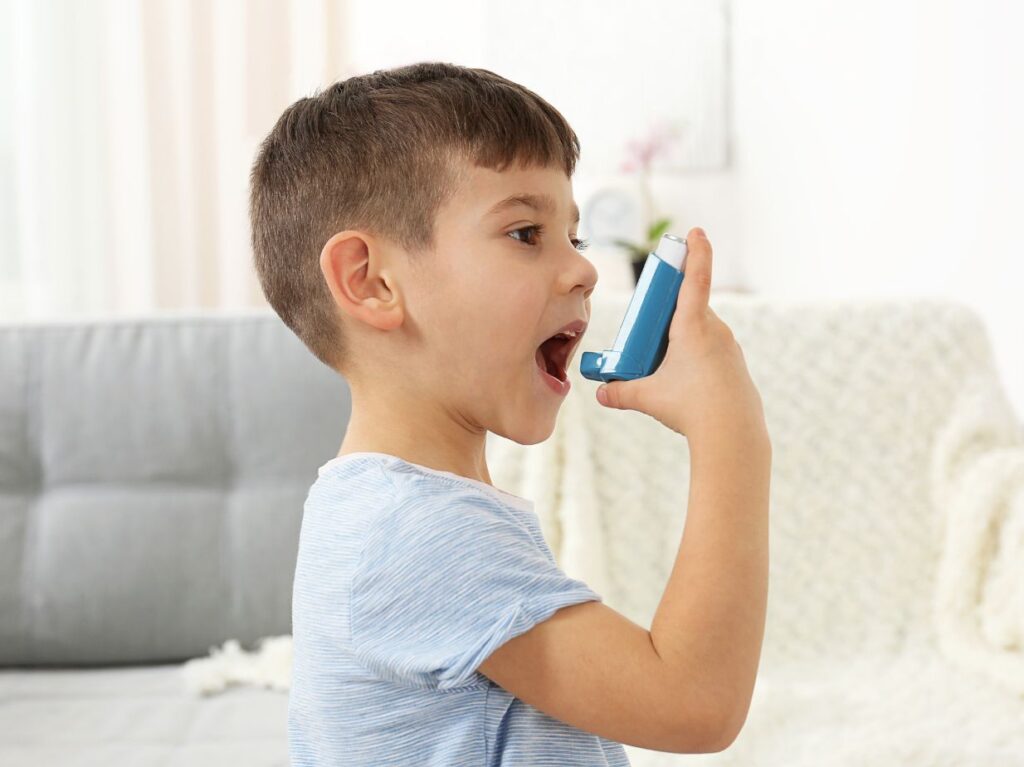 Un niño con un inhalador