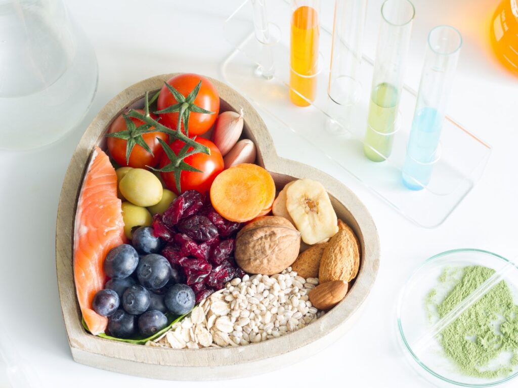 Un plato con alimentos saludables