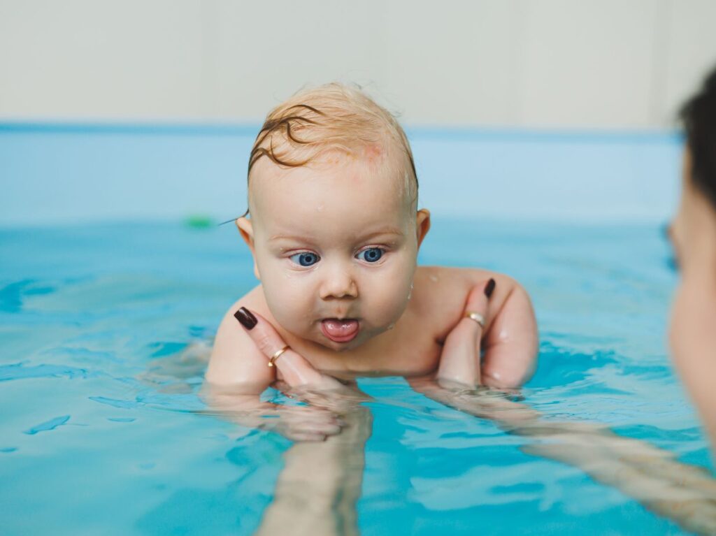 Un bebé sano en una alberca