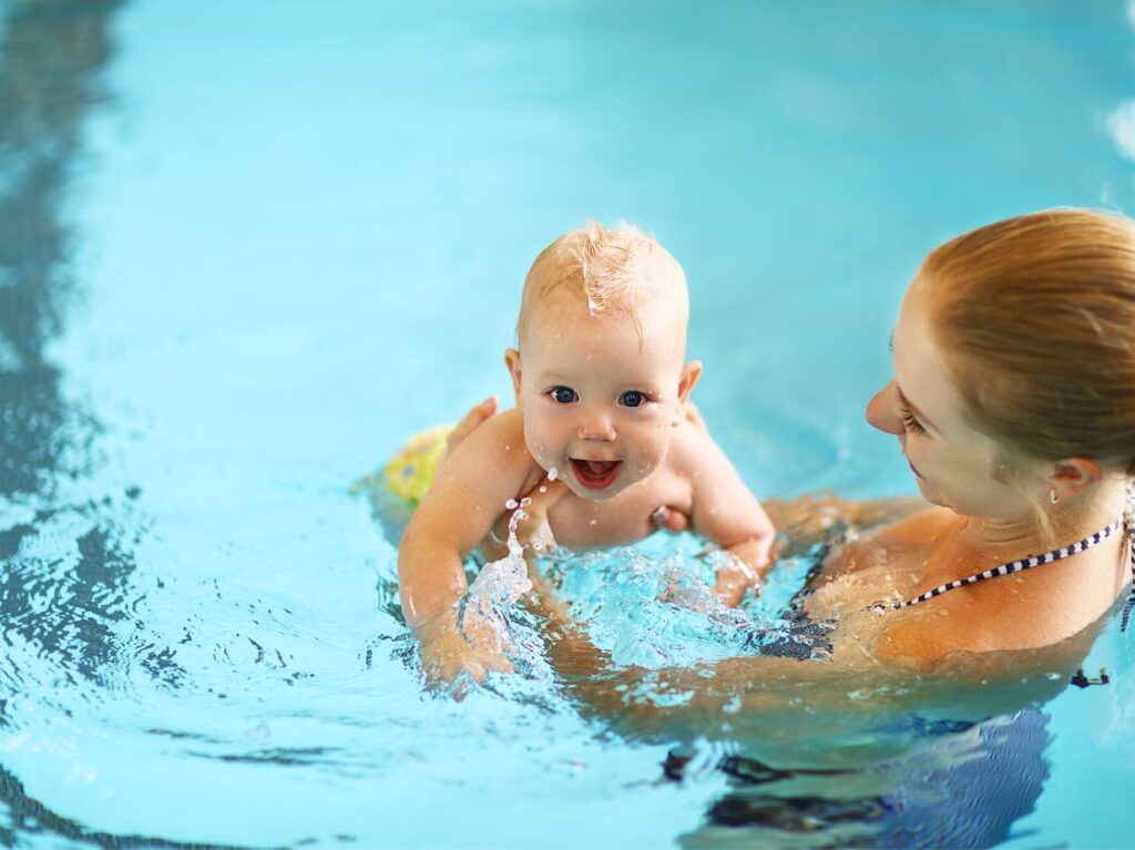 Una mamá con su bebé, nadando