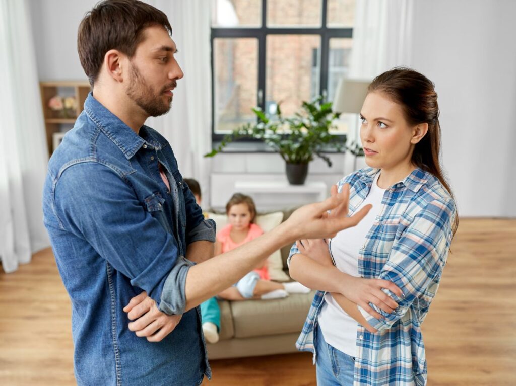 Un papá exigente, discutiendo con su esposa, frente a sus hijos
