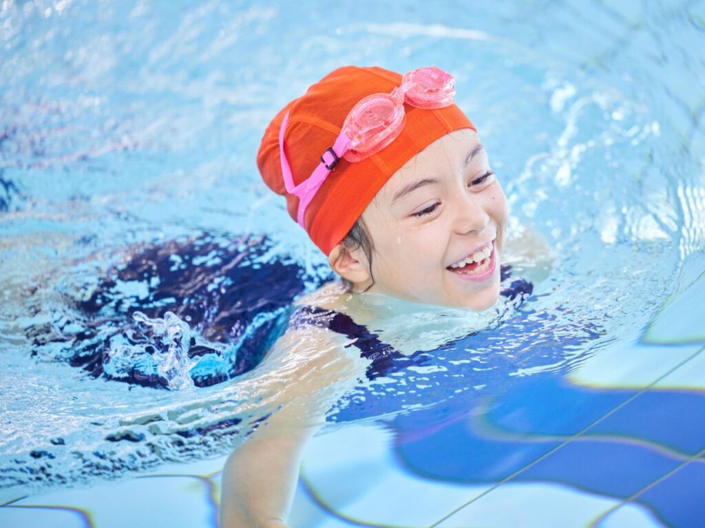 Niña nadando