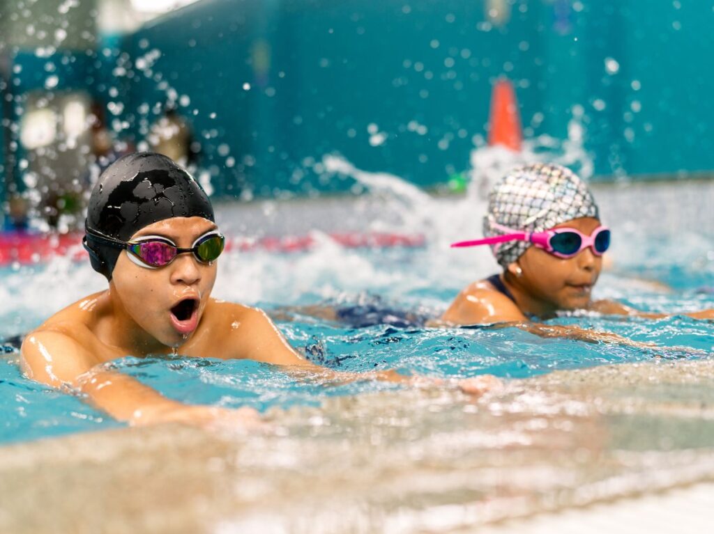 Niños nadando para bajar el estrés 