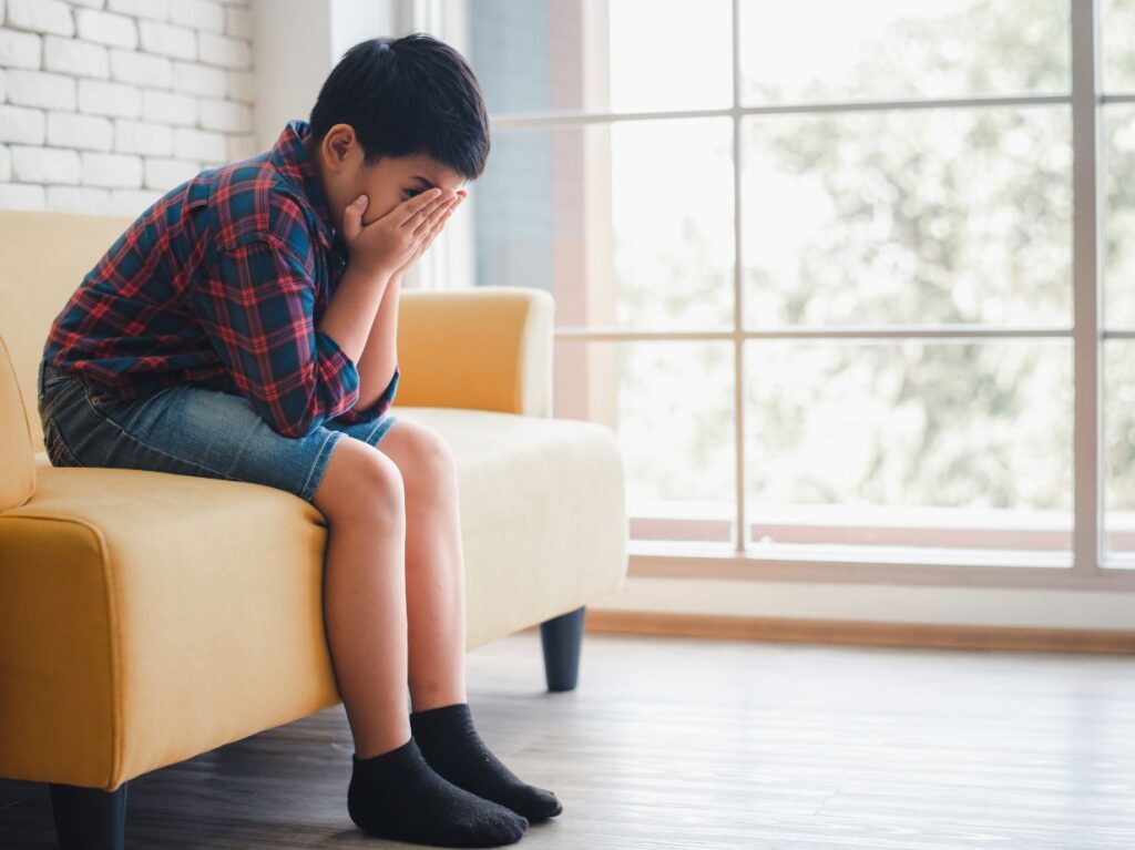 Un niño con señales de estrés infantil y que no sabe cómo prevenirlo