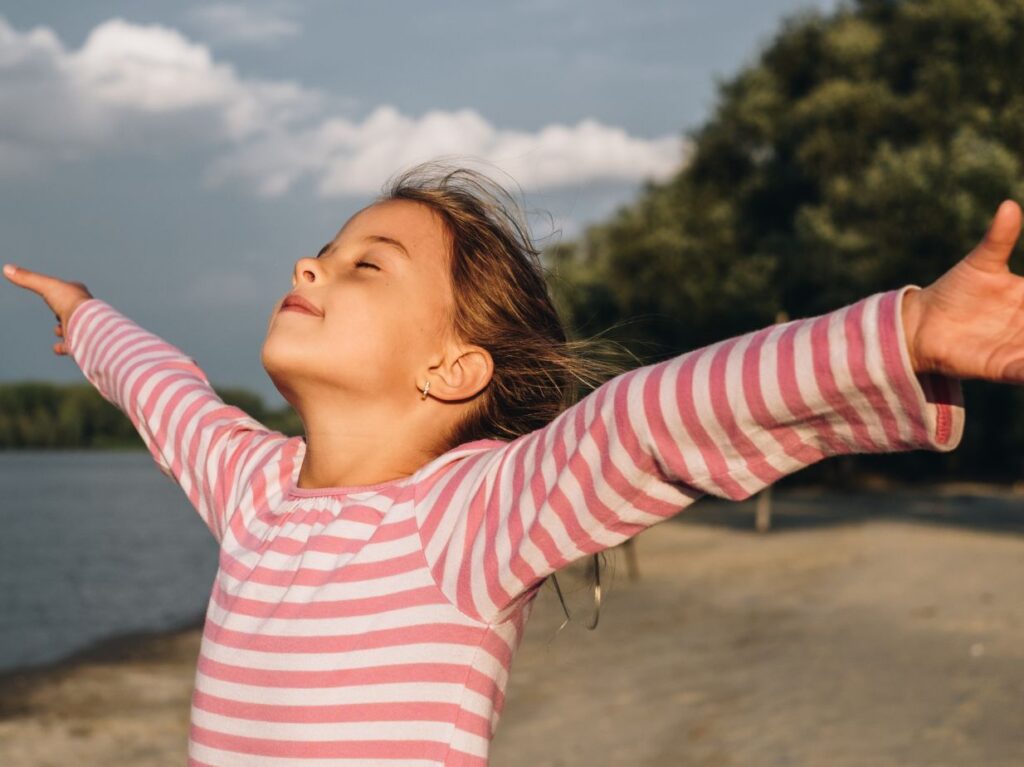 Una niña feliz porque tiene buena autoestima 