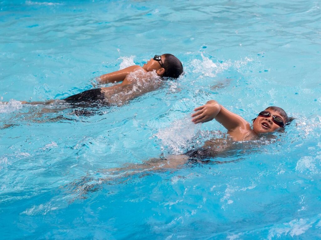 Niños nadando para bajar su ansiedad. 