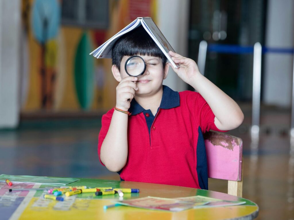 Niño que se adaptó a la escuela 