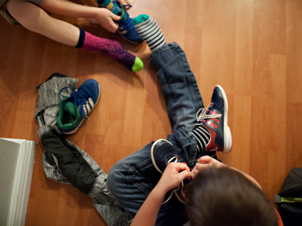 Niños vistiéndose solos 