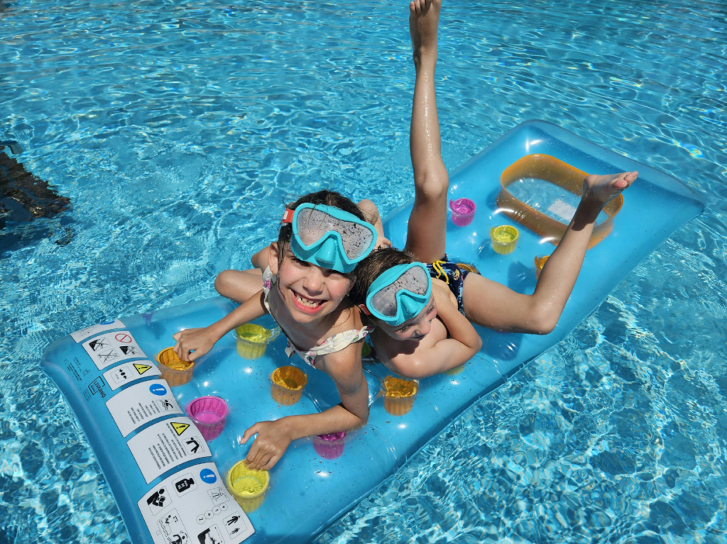Niños nadando, siendo muy independientes, en una piscina