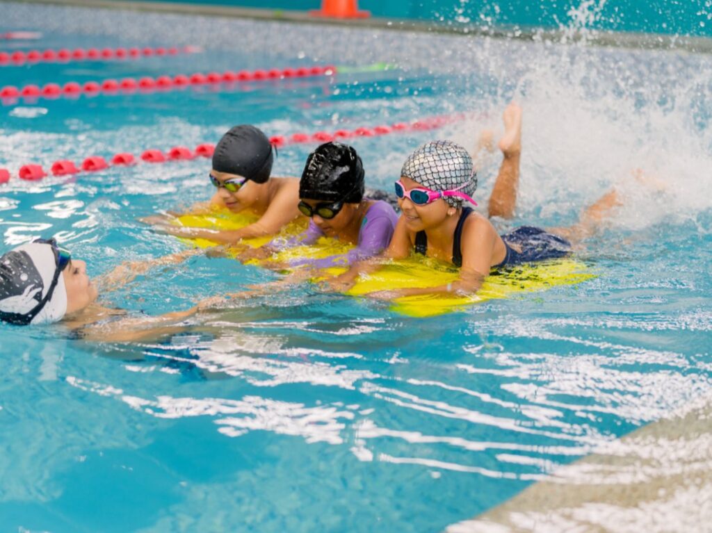Niños nadando para mejorar su memoria
