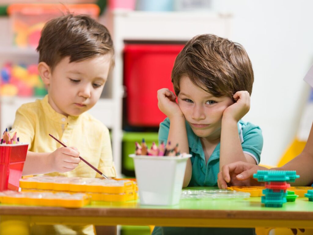 Un niño que tiene problemas para concentrarse