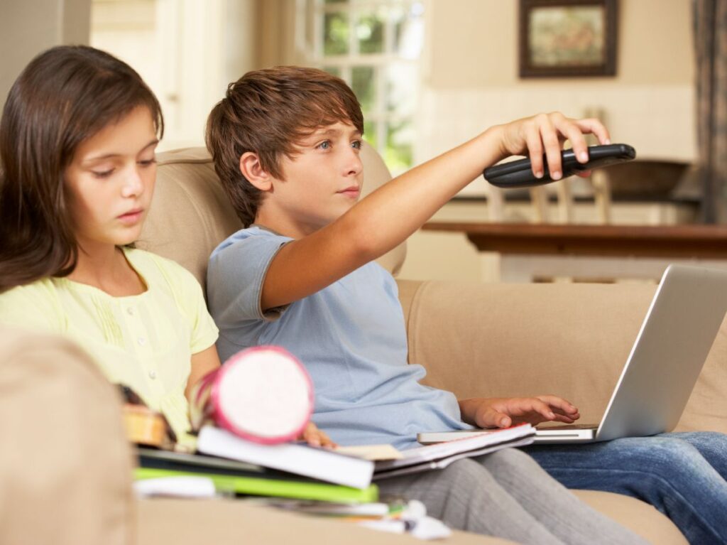 Un niño viendo la tele, con dificultades para concentrarse. 