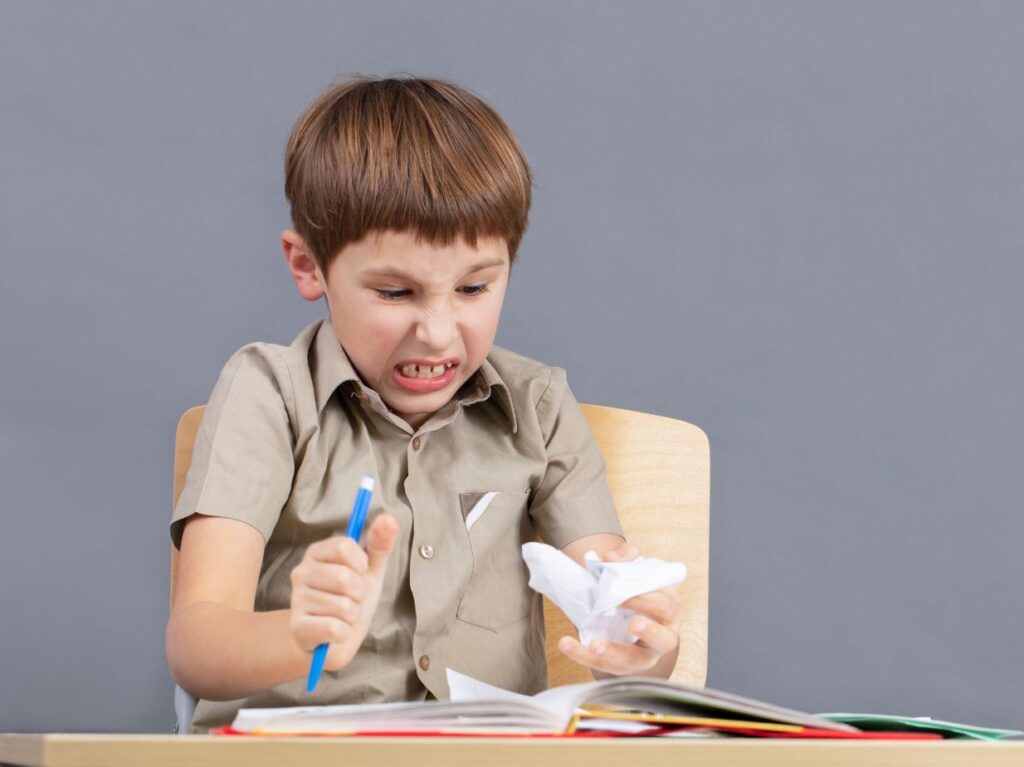 Un niño que claramente se ve enojado y frustrado