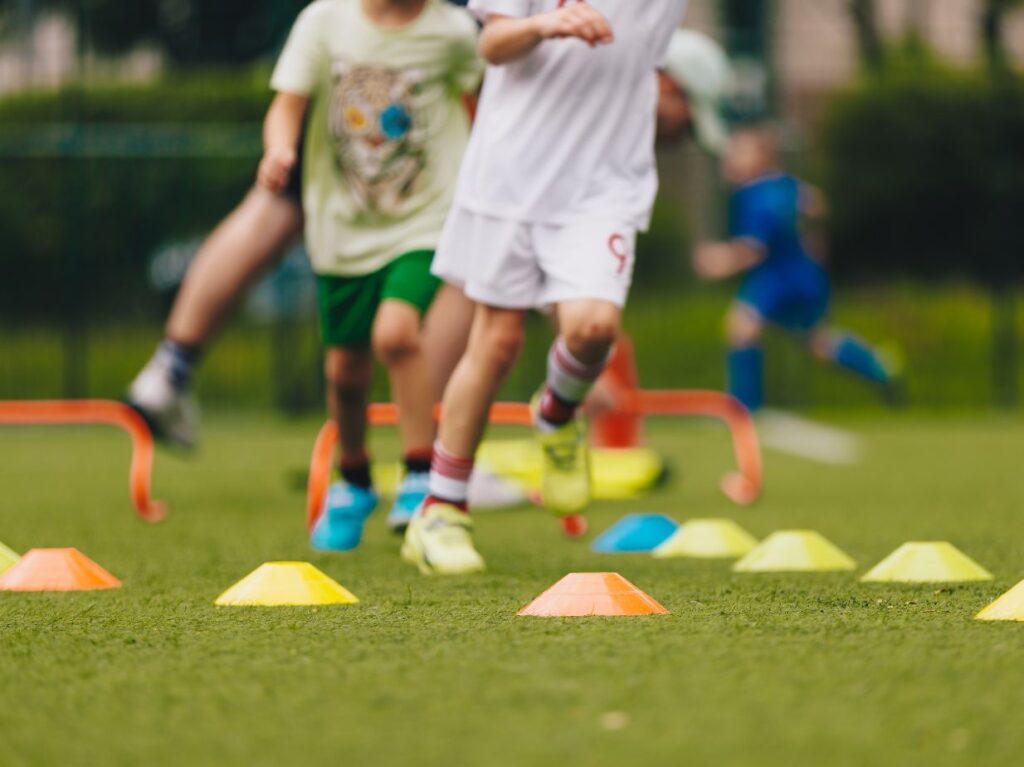 Niños jugando futbol, un hábito saludable