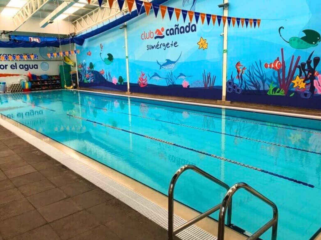 Alberca de una escuela de natación