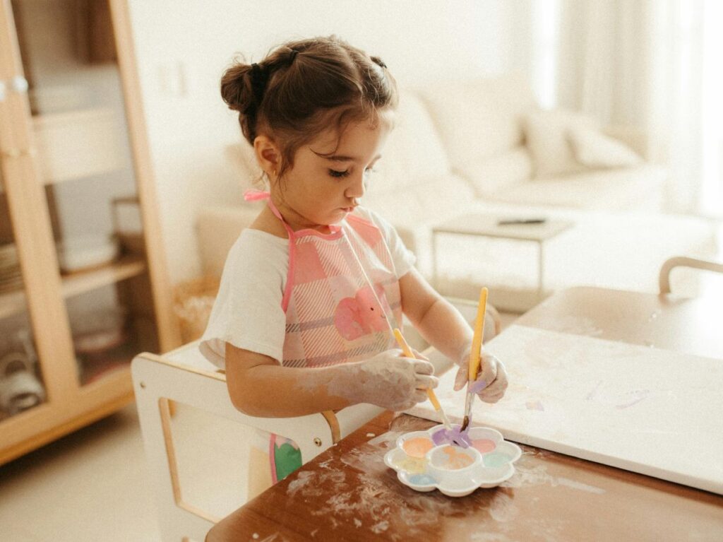 Niña practicando ejercicios prácticos para estimular el cerebro infantil en casa
