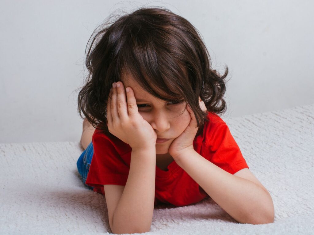 Niño enojado sin saber cómo gestionar sus emociones