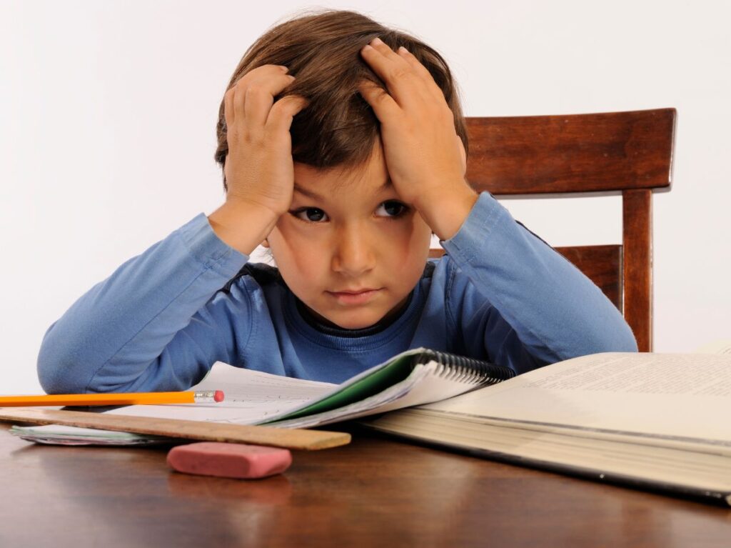 Niño estudiando y frustrado