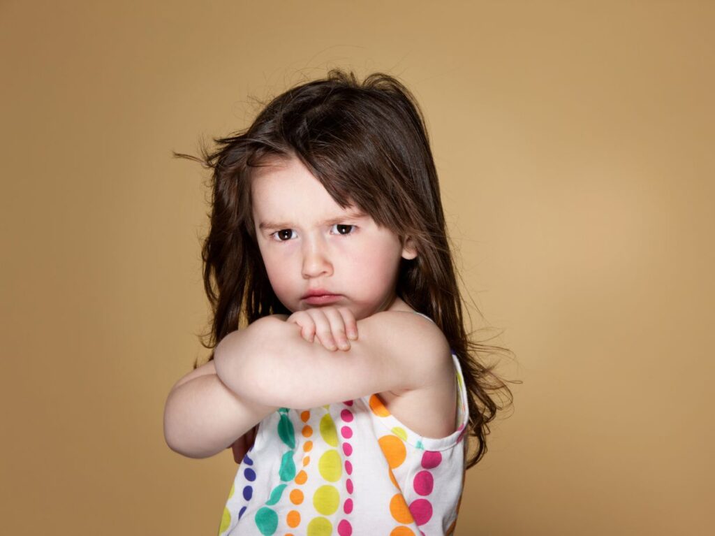 Niña haciendo un berrinche