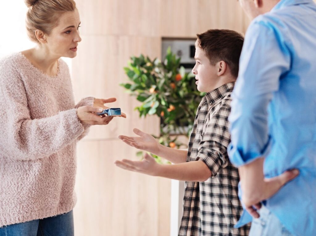 Una madre que no sabe cómo establecer límites sanos en niños sin gritar, gritándole a su hijo
