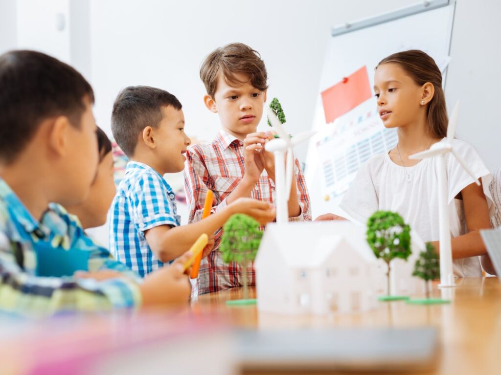 Niños responsables haciendo una tarea