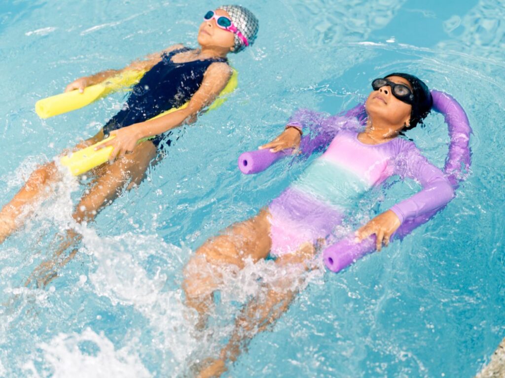 Niños nadando en una piscina
