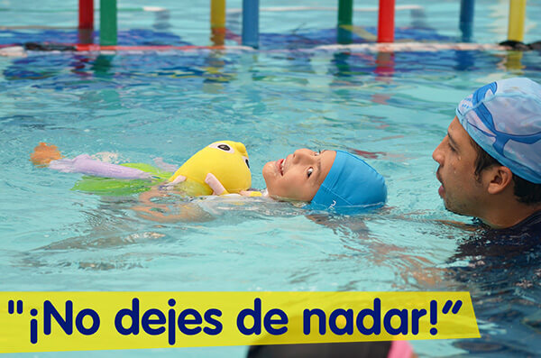 El éxito del calcetín de agua para evitar cortes en la piscina: “Tendemos a  sobreproteger al niño