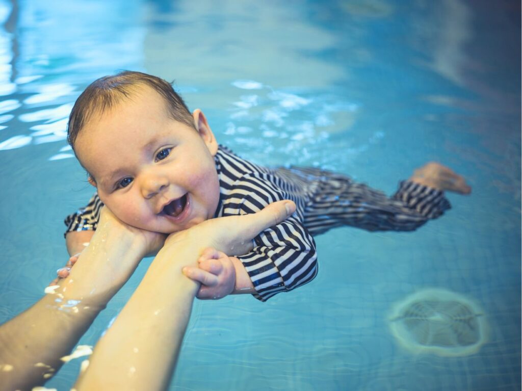 Los bebés que nadan en agua caliente se sienten más relajados