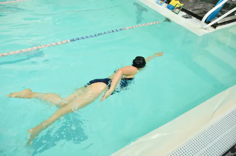 Persona nadando para obtener los beneficios de nadar para la espalda
