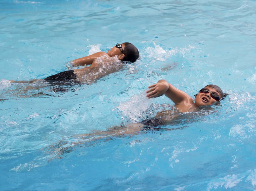 Niños nadando para reducir el estrés académico