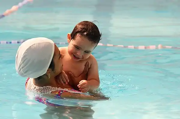 Clases de natación niños